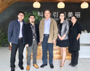 中國香料香精化妝品工業(yè)協(xié)會(huì )領(lǐng)導蒞臨棟方股份參觀(guān)